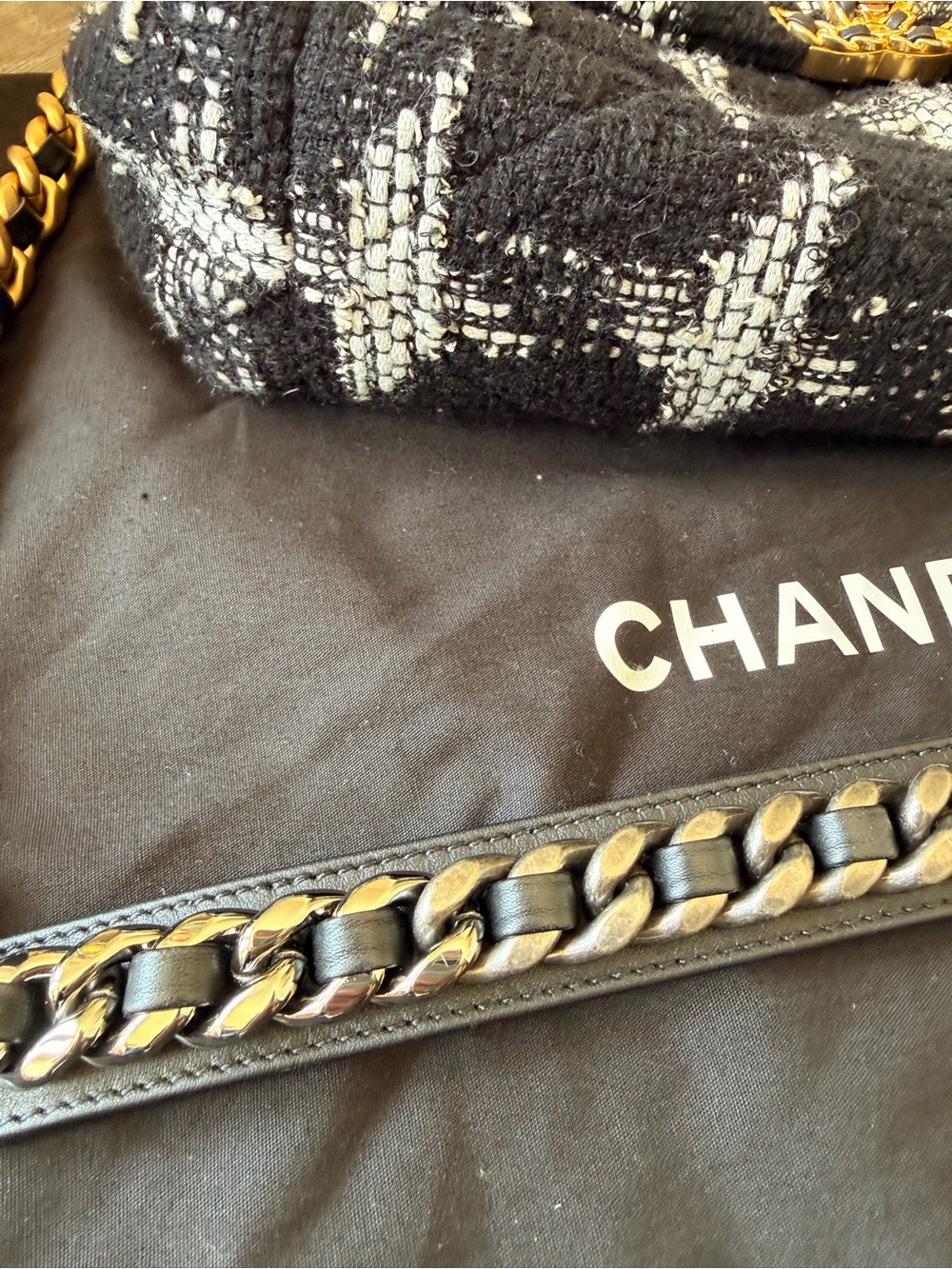CHANEL 19 Black & White Tweed Bag - Picture 4 of 10